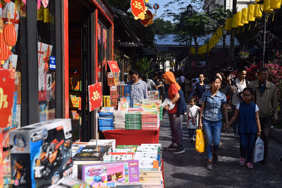 Ouverture de la Rue des livres du printemps de l’Année du Cochon à Hanoï ảnh 1 Ouverture de la Rue des livres du printemps de l’Année du Cochon à Hanoï ảnh 1