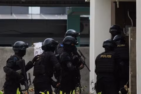 Indonésie : trois policiers tués dans un attentat-suicide à Jakarta ảnh 1