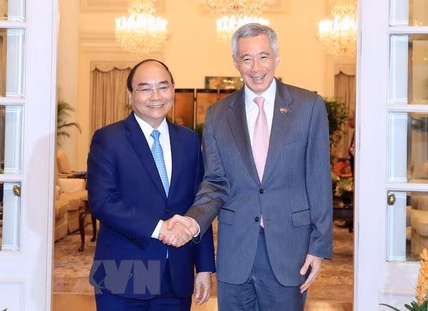 La visite du PM vietnamien et sa participation au 32e sommet de l'ASEAN à Singapour est un bon succès ảnh 1