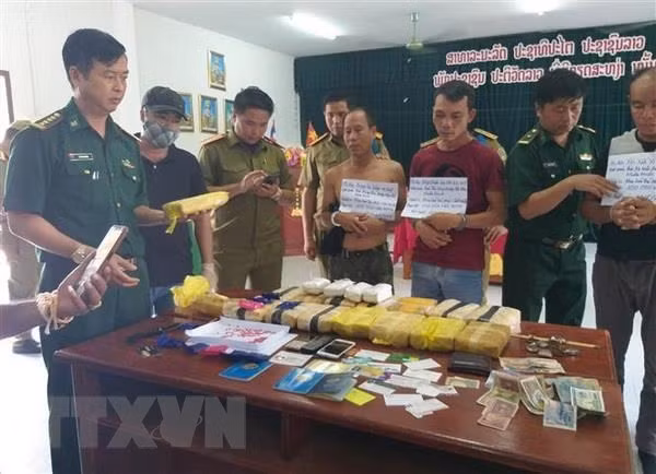 Quang Tri: Arrestation de trois trafiquants laotiens de drogue ảnh 1