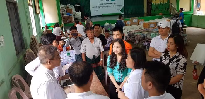 La communauté vietnamienne au Myanmar assiste des sinistrés locaux des inondations ảnh 2