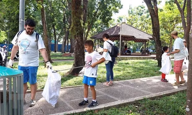 Le PM appelle à une action commune pour lutter contre la pollution par les déchets plastiques ảnh 1