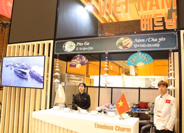Le pho ga et le nem ran du Vietnam présentés en République de Corée ảnh 1