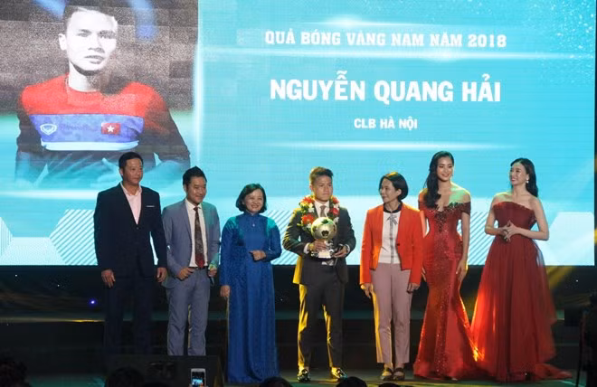 Football : Nguyen Quang Hai remporte le Ballon d’Or du Vietnam 2018 ảnh 1