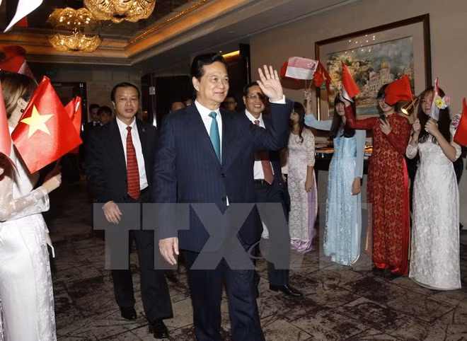 Le PM Nguyen Tan Dung arrive à Singapour ảnh 1