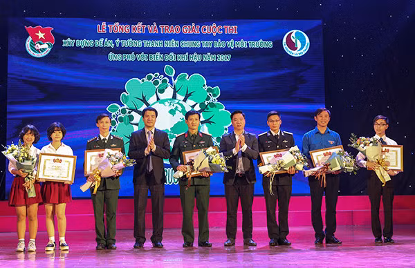 Remise des prix du concours "Les jeunes face aux changements climatiques" ảnh 1 Remise des prix du concours "Les jeunes face aux changements climatiques" ảnh 1