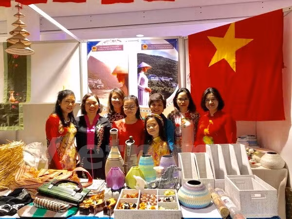 Charité : le Vietnam participe à la foire Bazaar en Ukraine ảnh 1