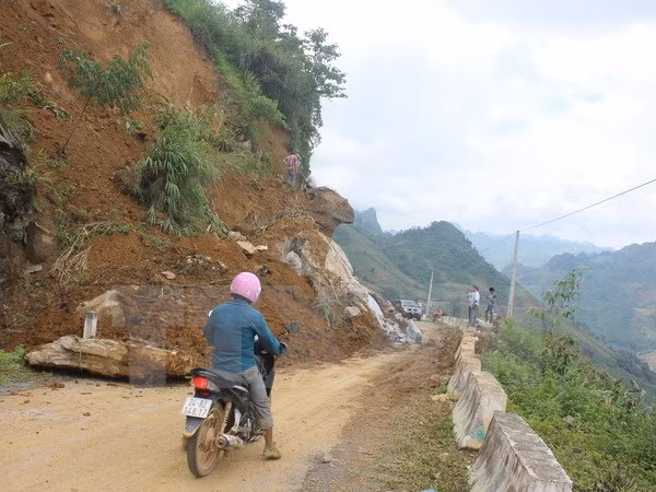 Les crues et pluies torrentielles font 12 morts dans la région montagneuse du Nord ảnh 1
