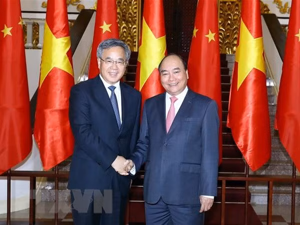 Le chef du gouvernement vietnamien reçoit le vice-Premier ministre chinois Hu Chunhua ảnh 1