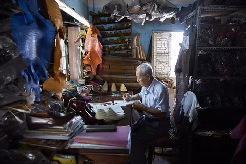 Trinh Ngoc, le plus vieux cordonnier du Vietnam ảnh 1