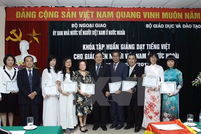 Clôture de la formation en langue vietnamienne au profit d'enseignants Viet kieu ảnh 1