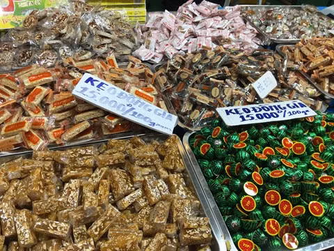 Le marché des confiseries s’anime à l’approche du Têt ảnh 1