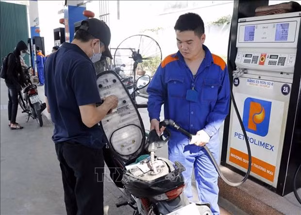 Le prix de l'essence en baisse de plus de 400 dongs le litre ảnh 1 Le prix de l'essence en baisse de plus de 400 dongs le litre ảnh 1