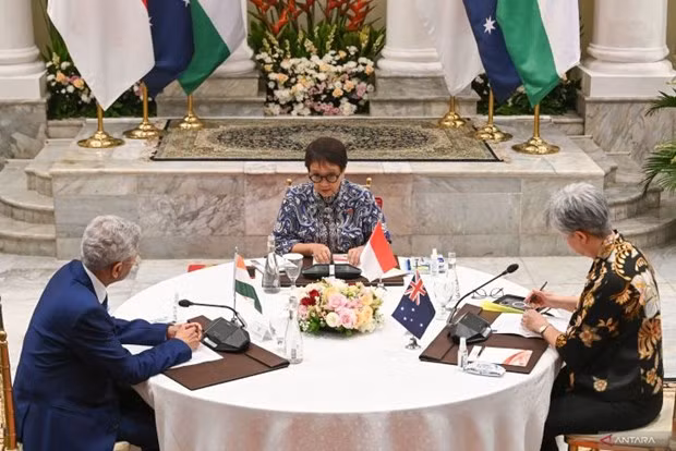 Le ministre des AE indonésien discute de la situation régionale avec ses homologues australien et indien ảnh 1
