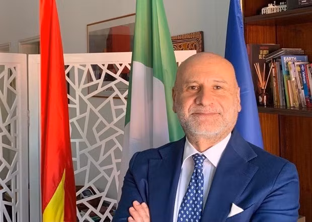 L'ambassadeur d'Italie reçoit l’insigne "Pour la paix et l'amitié entre les nations" ảnh 1