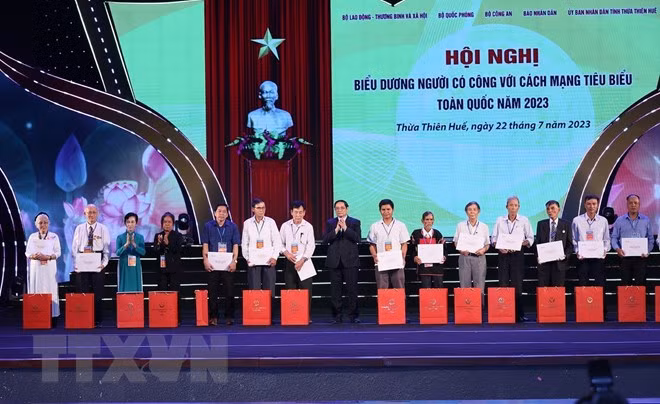 Le PM participe à la conférence nationale d’honorer les personnes méritantes ảnh 2
