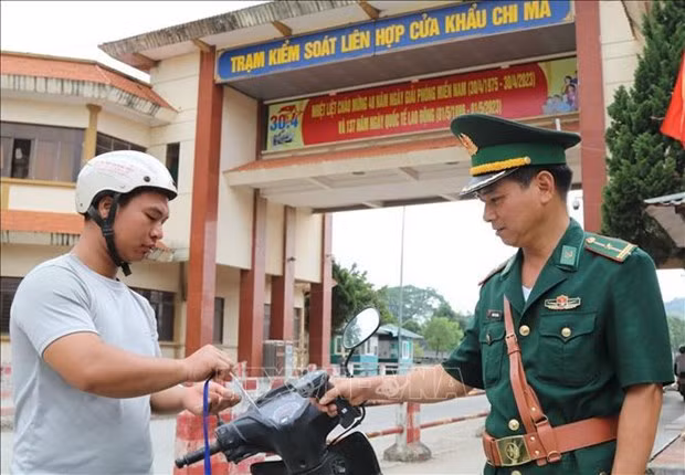Code QR utilisé pour gérer les personnes traversant la porte frontière de Chi Ma ảnh 1
