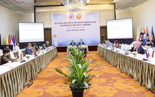 Réunion du groupe de travail de l'ASEAN sur les produits chimiques et les déchets à Hanoï ảnh 2