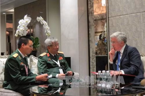 Dialogue Shangri-La : rencontres entre chefs de délégations du Vietnam et de l'UE ảnh 1