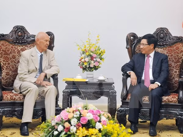  Le vice-PM et le ministre des AE Pham Binh Minh reçoit l’envoyé spécial du PM suédois ảnh 1