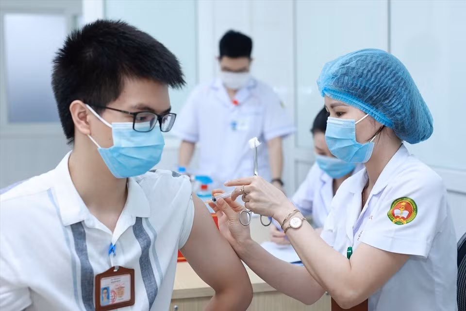 COVID-19 : le Vietnam travaille dur pour la vaccination ảnh 2