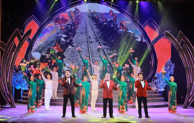 Gala de musique pour célébrer le XIIIe Congrès national du Parti ảnh 1