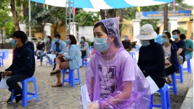 COVID-19: Hanoï effectue des tests de dépistage PCR sur treize groupes à risque élevé ảnh 1