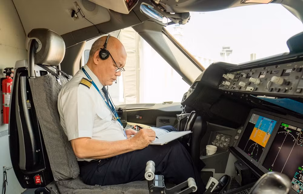Nguyen Dinh Dang, un pilote vétéran avec 50 ans d'attachement au ciel ảnh 1