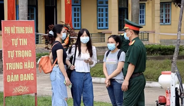 COVID-19 : le Vietnam signale huit nouveaux cas importés ảnh 1