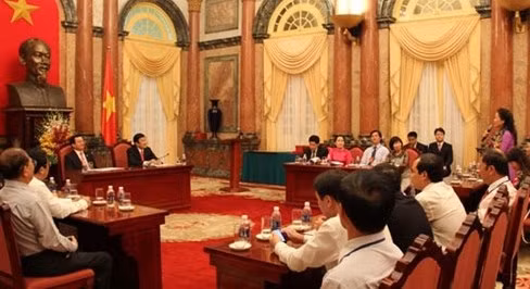 Le président Truong Tân Sang reçoit des ouvrières exemplaires du secteur pétrolier ảnh 1