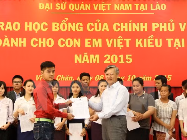 Bourses d'études pour des jeunes Laotiens d'origine vietnamienne ảnh 1