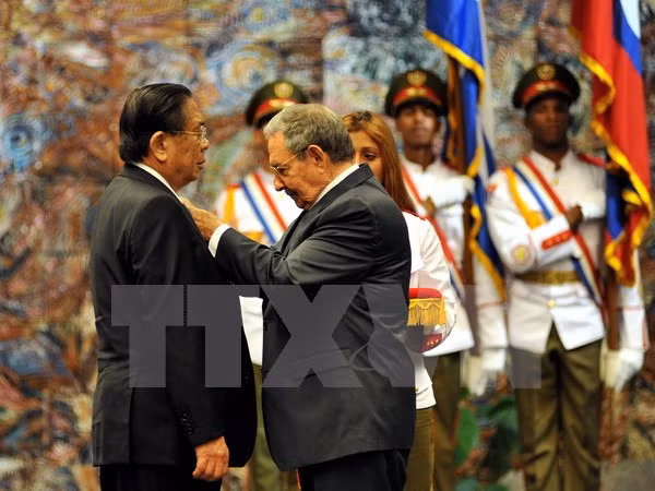 Le président du Laos reçoit l’Ordre José Marti de Cuba ảnh 1