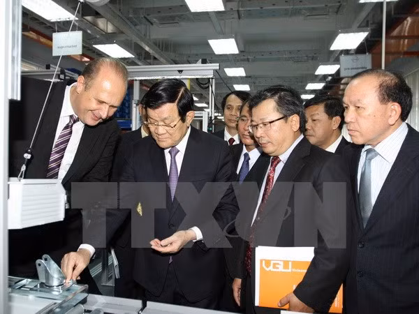 Le chef de l'État visite l'Université Vietnam-Allemagne à Binh Duong ảnh 1