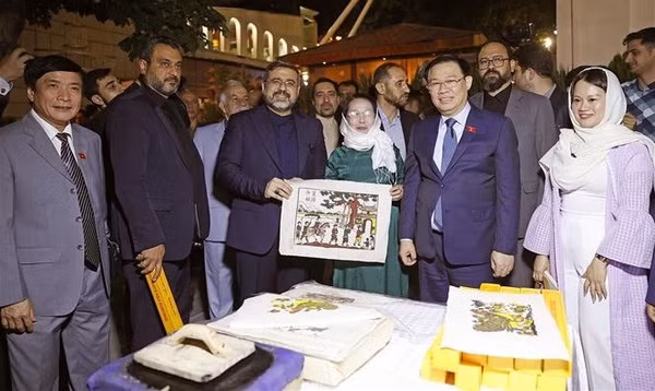 Le président de l'AN assiste à la Semaine de la culture vietnamienne en Iran ảnh 2