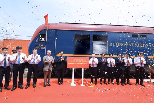 Hanoi accueille le premier train de fret venu de la ville chinoise de Shijiazhuang ảnh 1 Hanoi accueille le premier train de fret venu de la ville chinoise de Shijiazhuang ảnh 1