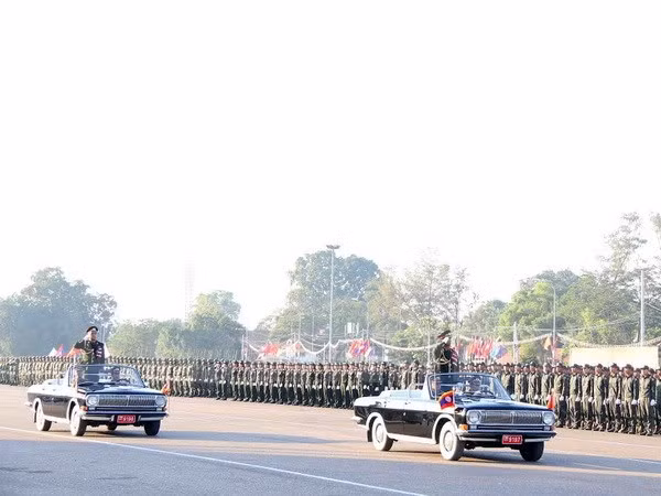 Le Laos célèbre en grande pompe sa 40e Fête nationale ảnh 1