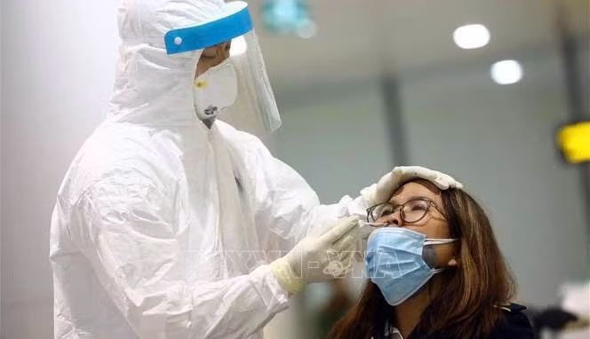 Covid-19 : Des tests aléatoires pour 1.000 personnes à l’aéroport de Nôi Bai ảnh 1