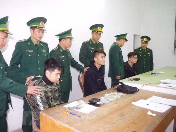 Trois Chinois condamnés pour utilisation de fausses cartes bancaires ảnh 1