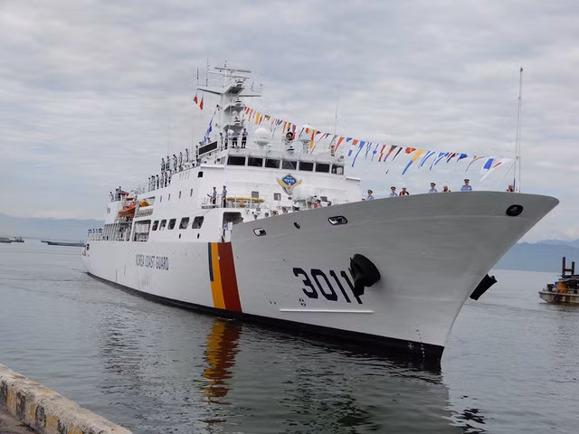 Le navire Badaro de la Garde-côte sud-coréenne à Da Nang ảnh 1