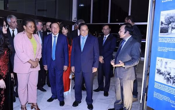 Le PM Pham Minh Chinh assiste à une exposition sur le Président Ho Chi Minh au Brésil ảnh 1