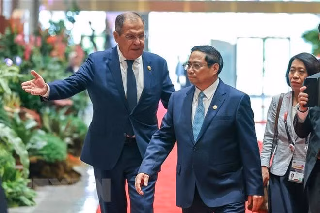 Le PM Pham Minh Chinh rencontre le ministre russe des Affaires étrangères en Indonésie ảnh 1