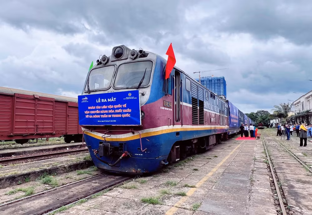 Un train multimodal international à Binh Duong s’ébranle vers la Chine ảnh 1