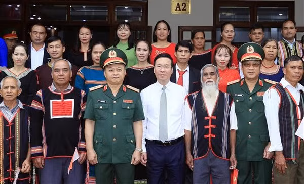 Le président Vo Van Thuong rend visite à la Légion 15 ảnh 2