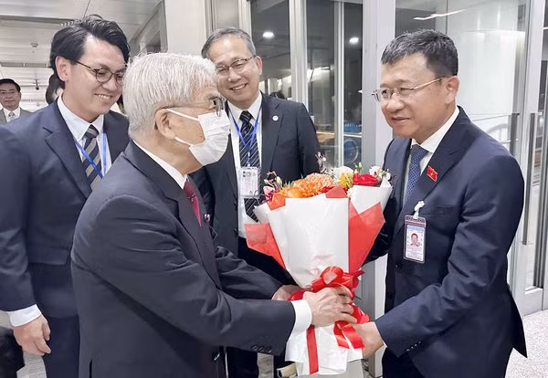 Le président de la Chambre des conseillers du Japon entame sa visite officielle au Vietnam ảnh 2