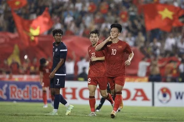 Le Vietnam bat Guam 6-0 lors des éliminatoires de la Coupe d'Asie U23 ảnh 2