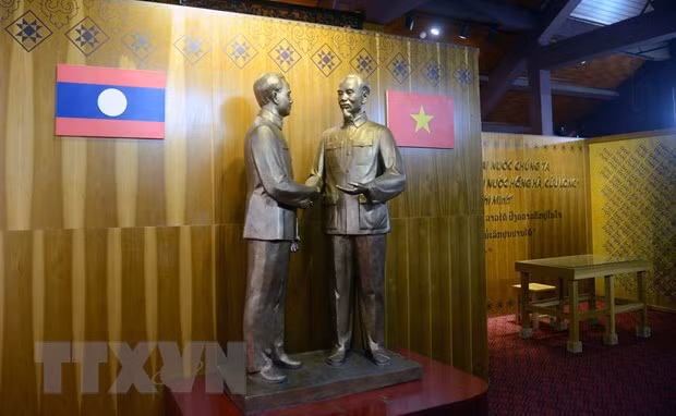 La presse lao salue la solidarité spéciale et la coopération intégrale Vietnam-Laos ảnh 1