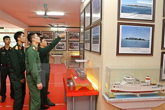 Exposition de cartes et d'archives sur Hoang Sa et Truong Sa à Tra Vinh ảnh 1