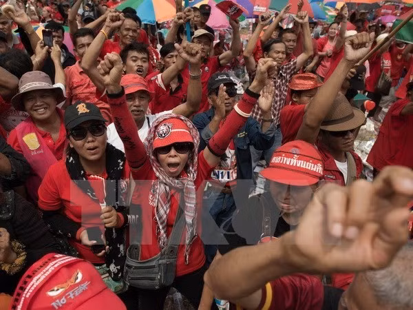 Thaïlande: les "chemises jaunes" et les "chemises rouges" s'affrontent en ligne ảnh 1 Thaïlande: les "chemises jaunes" et les "chemises rouges" s'affrontent en ligne ảnh 1