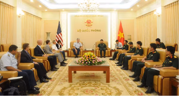 Des dirigeants de la défense rencontrent des hôtes laotiens et américains ảnh 2