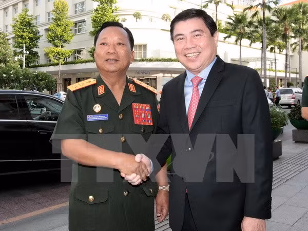 Un dirigeant de Ho Chi Minh-Ville reçoit le ministre laotien de la Défense ảnh 1